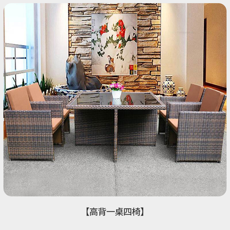 Una mesa y cuatro sillas-2