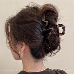 波は女性を挟んで2025新型の高級感があります。