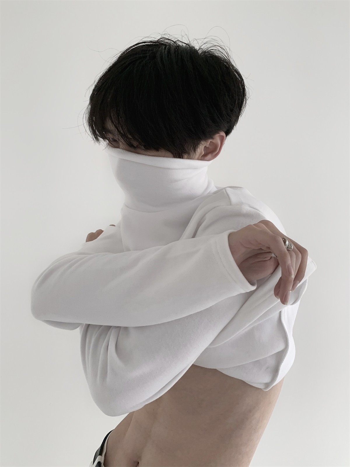 【工場直売】ソフトフィット高襟ボトムシャツ男高級感秋冬新作純色長袖tシャツファッション