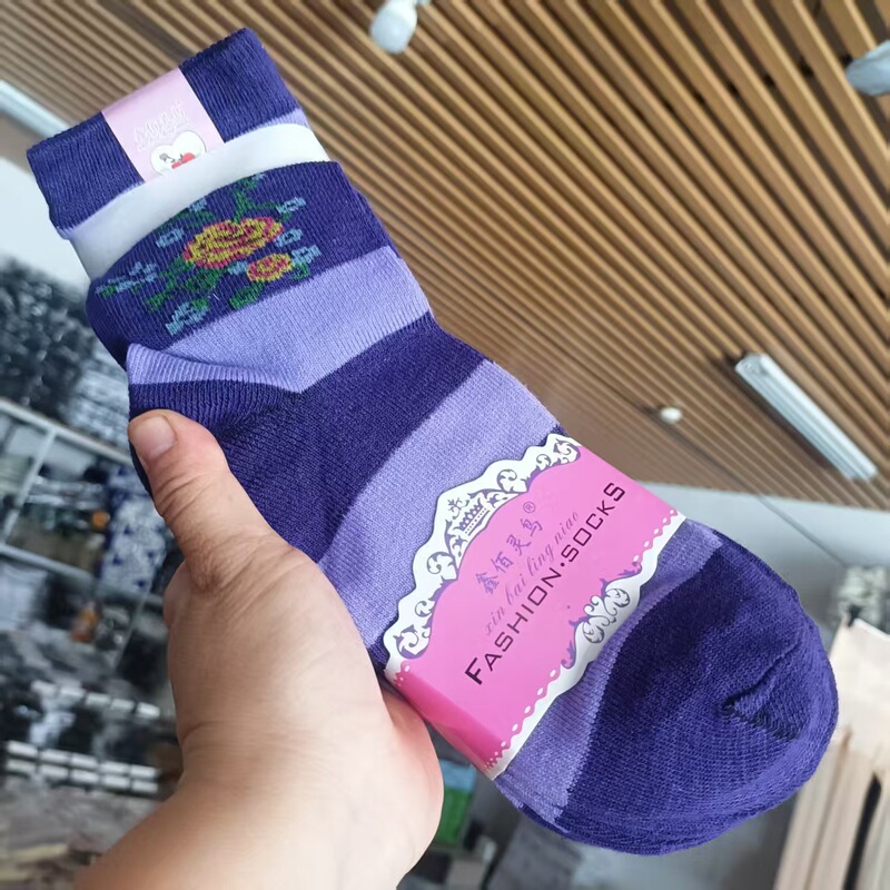 Autumn and winter women's cotton socks for middle-aged and elderly people, simple style, soft, comfortable, and durable socks, suitable for bulk sales at street stalls