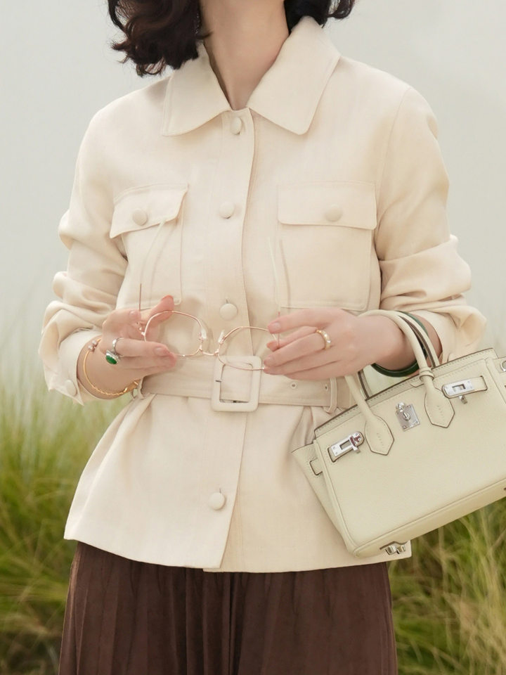 Áo khoác ngắn nữ pha Tencel và linen cổ polo tay dài chiết eo tôn dáng — Màu be