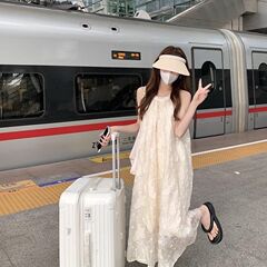 2025新型の甘いシフォンの首のワンピースのアンドロメダの夏の海辺の休暇のスカートの気質の高級感は肩を現します。