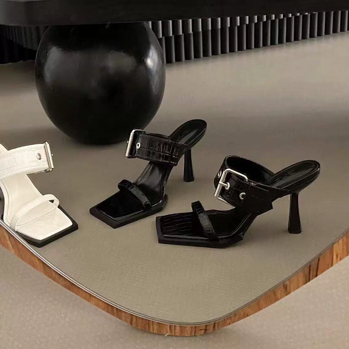 Черные квадратные туфли на высоком каблуке для женщин, лето 2025, новые французские модные ретро-сандалии на шпильке с ремешком, универсальные.