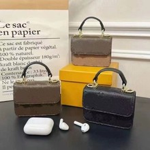 时尚迷你皮革邮差包便携轻奢斜跨小包翻盖带纽扣金属链条挂饰可爱