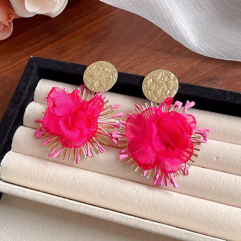 2026 viento falso sensación de atmósfera super inmortal pendientes de flores de malla temperamento suave de chiffon para mujeres pendientes