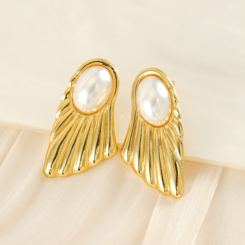 Pendientes de perlas en forma de abanico de acero de titanio europeo y americano Pendientes de acero inoxidable de 18K para mujer Pendientes de moda de nicho de lujo ligero