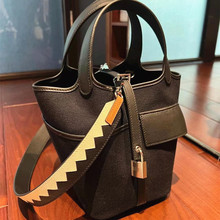 新款洋气百搭水桶包菜篮子帆布包进口swift皮拼帆布单肩手提女包
