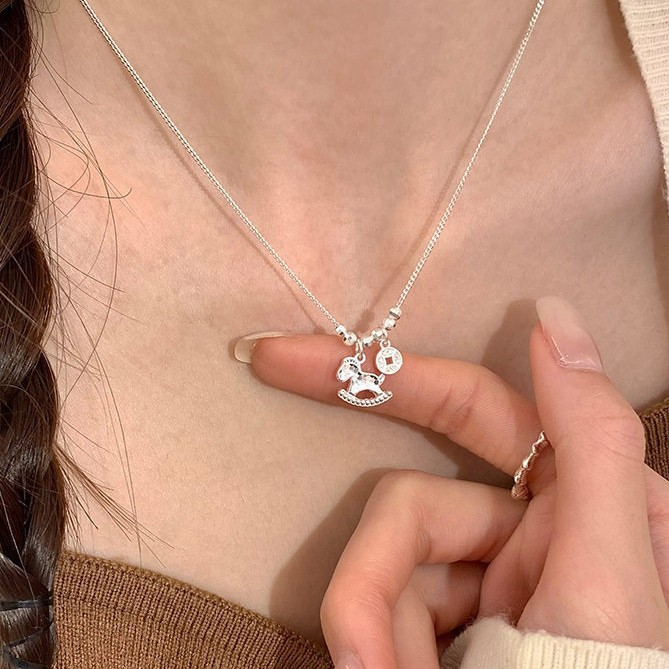 Collier Poney pour l'année du zodiaque, Collier cheval en bois et cristal de glace, Chaîne légère et luxueuse pour pull, Tendance et polyvalente_voghion.com