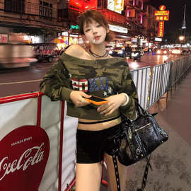 美式复古辣妹迷彩短款斜肩卫衣女秋季设计感小众露脐显瘦露肩上衣