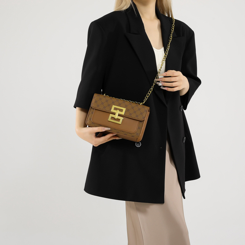 Bolsos de diseño de nicho de alto nivel para mujeres 2024 nueva moda cadena bolso de hombro universal bolso de mochila de estilo extranjero