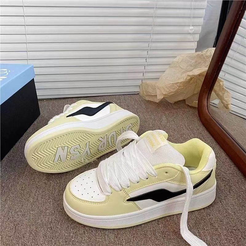 Zapatos de pan a juego de color amarillo claro estilo de Hong Kong para mujer Ins Tide 2025 primavera y otoño nuevos zapatos casuales de todo fósforo zapatillas deportivas para estudiantes