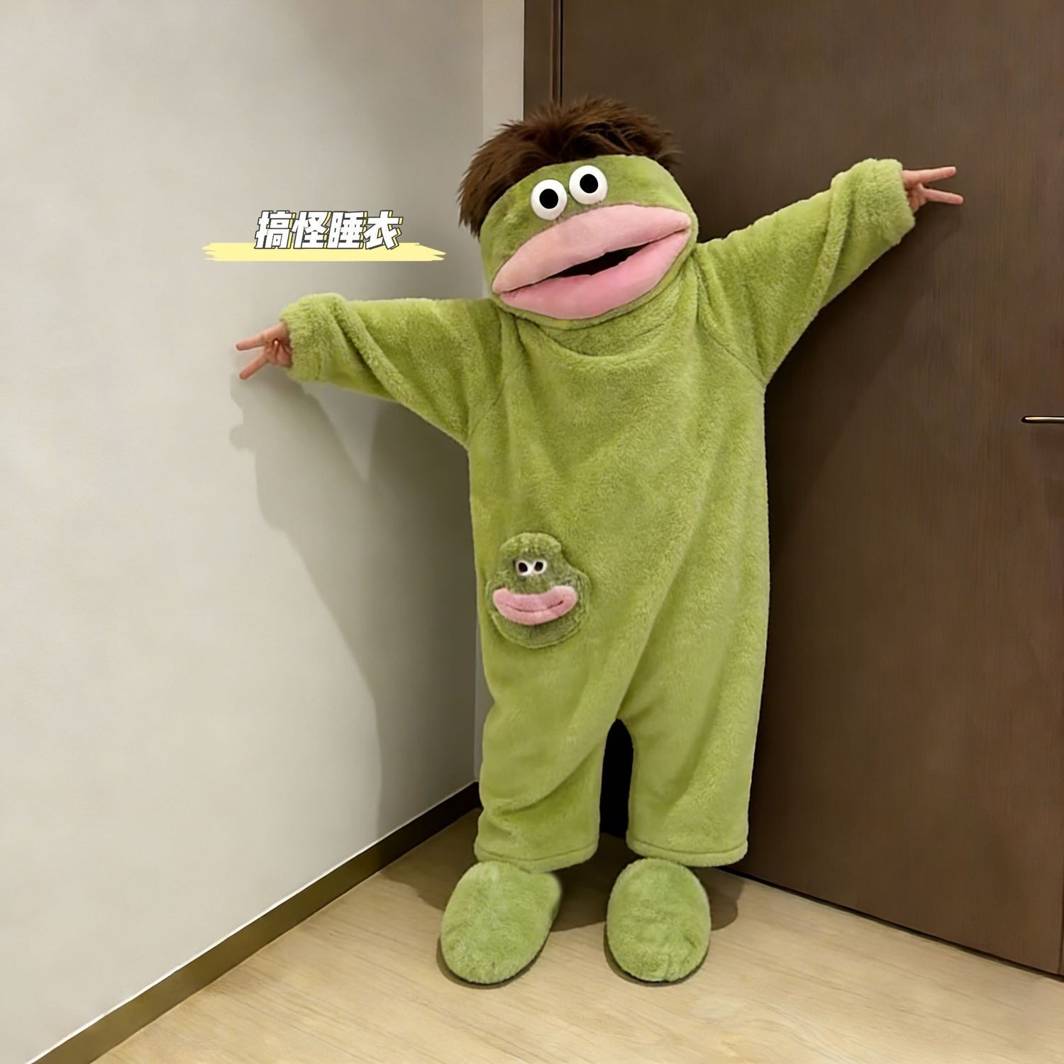 Big-mouth monster children's one-piece pajamas for autumn and winter, fleece-lined and thickened for warmth, cute and quirky, can be worn as outerwear, with a built-in comb
