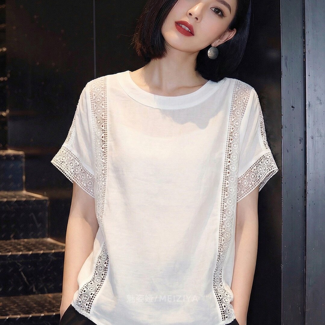 Spring elegant white design T-shirt with a round collar