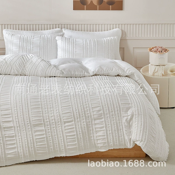 Cut-out pleated yarn-white