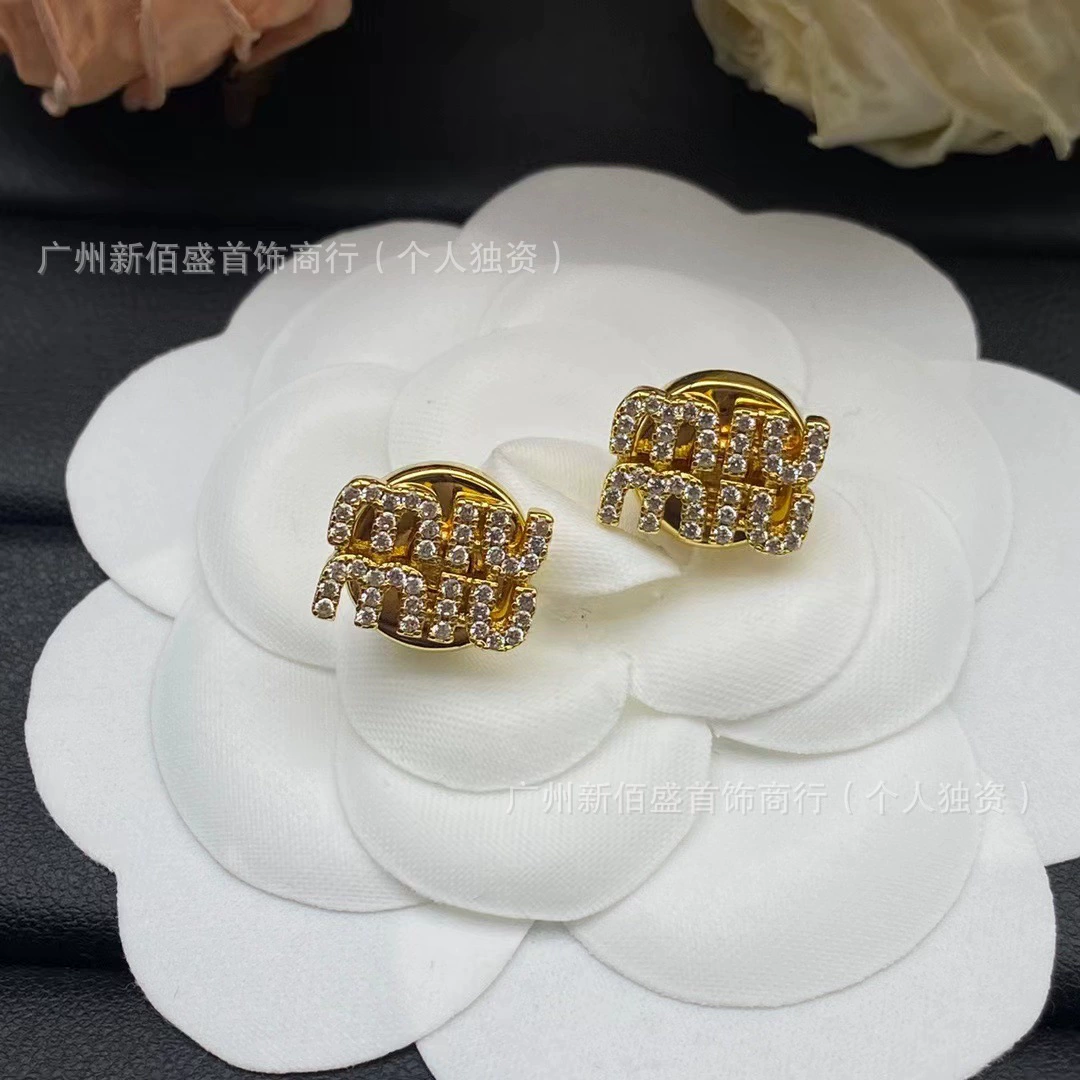 Серьги (Miumiu) с жемчужиной и буквенными подвесками, инкрустация стразами