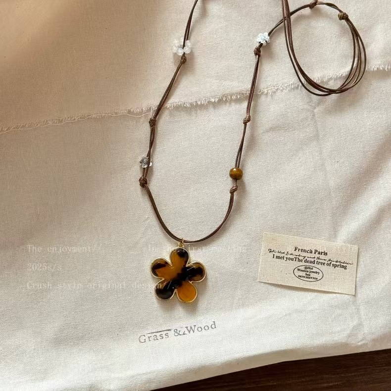 跨境美拉德豹纹爱心花朵吊坠项链小众高级感毛衣链秋冬项饰女批发