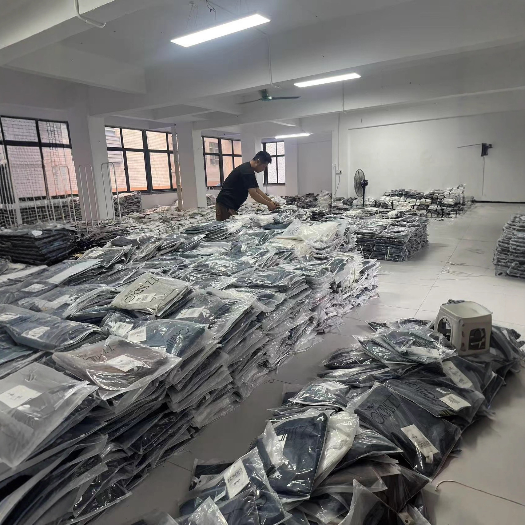 新款品牌女装十三行尾款清货女装杂款中高端大牌高品质女装批发