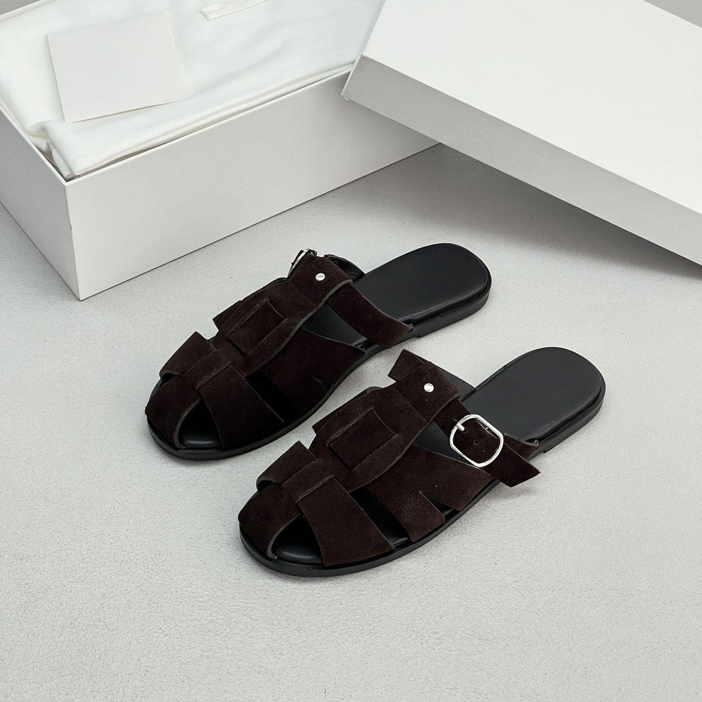 ¡Minimalismo retro! Francia T & R trenzado zapatillas de verano nuevo hueco con hebilla plana zapatillas romanas