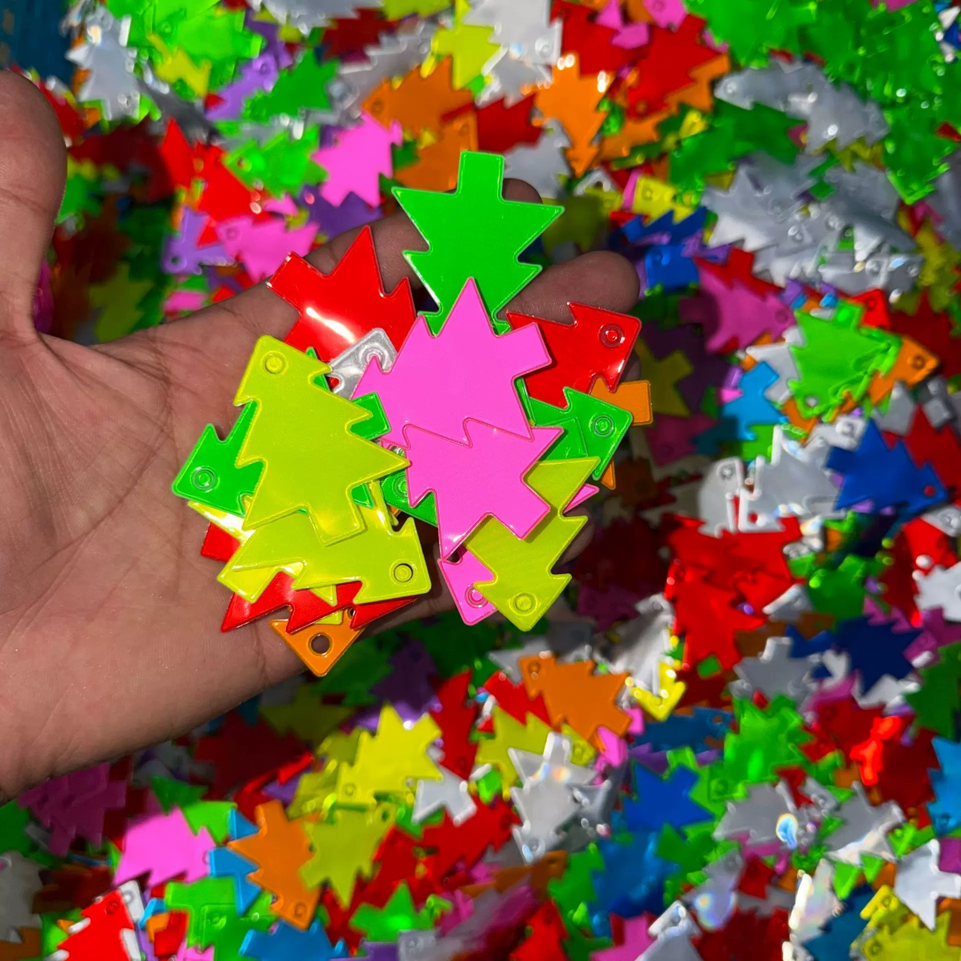 反光圣诞树挂件圣诞节礼物背包挂饰雪花夜间高亮度发光钥匙扣挂链