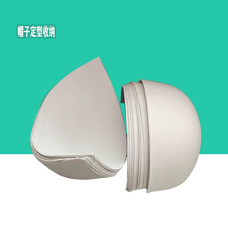 Ловкая бейсбольная кепка в форме бумажной опоры на месте