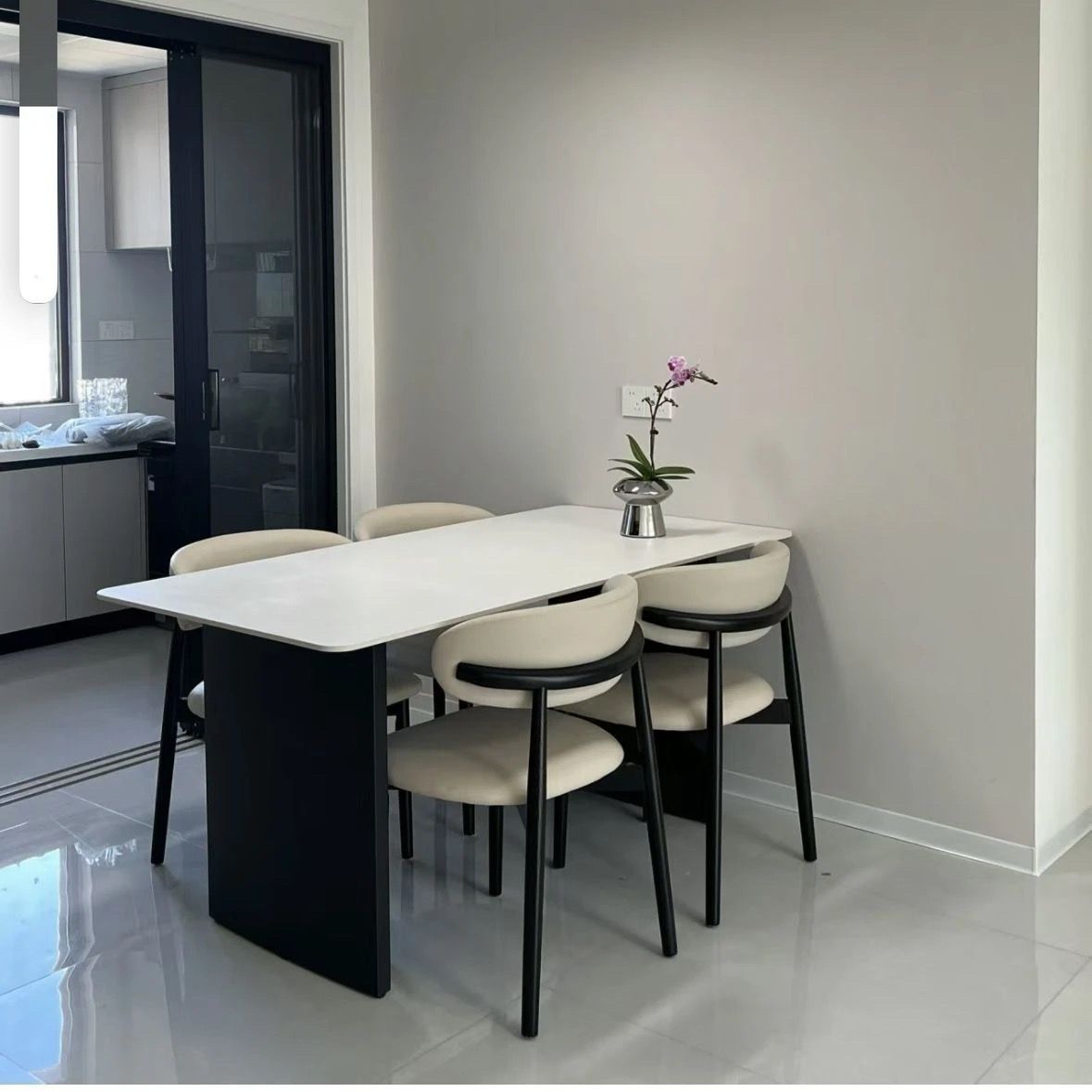 순백의 슬레이트 싱글 테이블