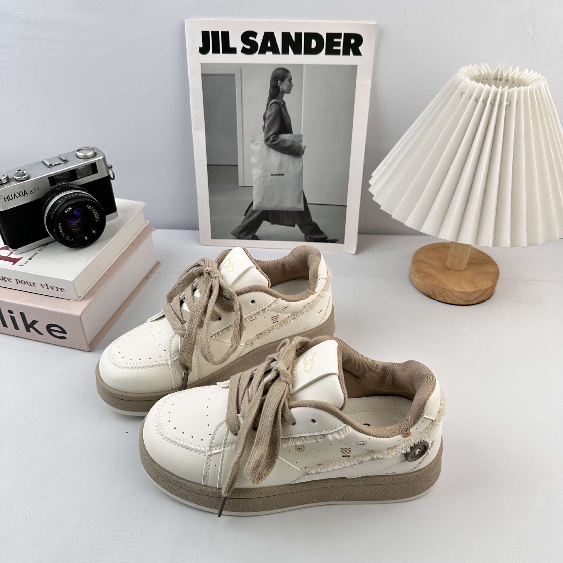 Yuanbo 2025 otoño nuevos zapatos blancos de estudiantes de estilo femenino versátil coreano zapatos de suela gruesa de nicho de moda zapatos de mujer