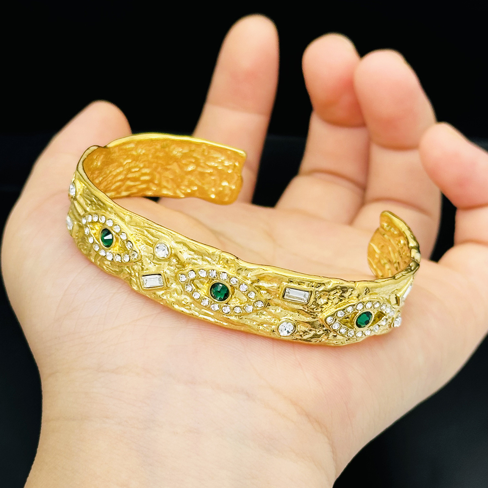 Textura retro europea y americana, ojos del diablo cuadrados no se desvanecen, pendientes ligeros de lujo abiertos, brazaletes de acero de aluminio, conjunto de joyas