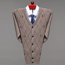 2025冬加厚羊绒衫男士中老年爸爸装V领休闲保暖套头格纹毛衣开衫