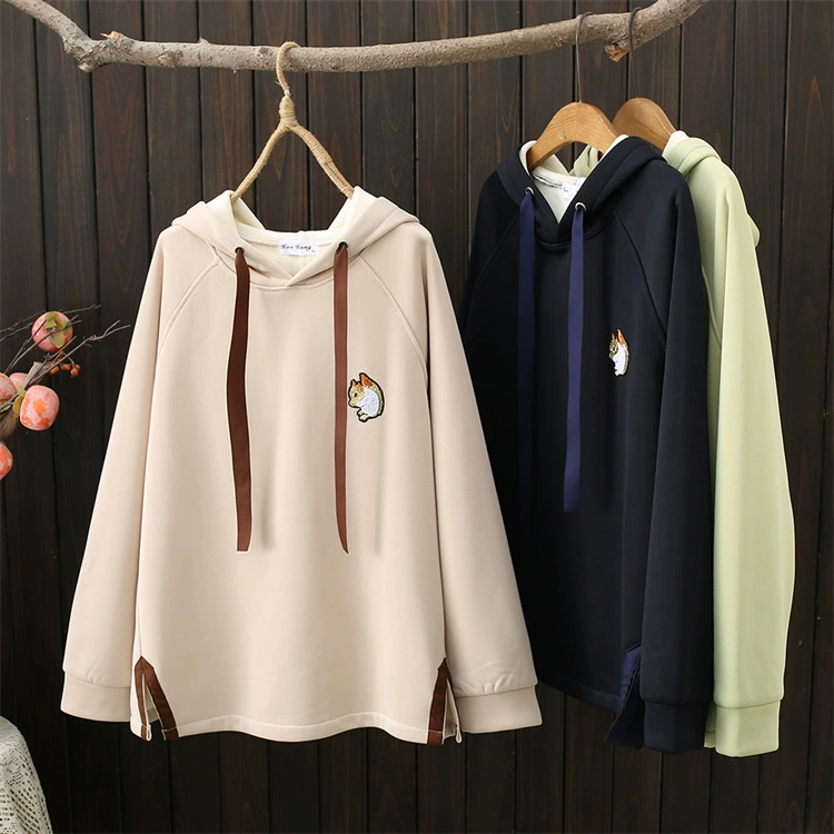 2023 Зимнее новое пальто больших размеров пухлый свитер с капюшоном для девочек, уменьшающий возраст, тонкий подол с разрезом и вышивкой на флисовой подкладке 3041