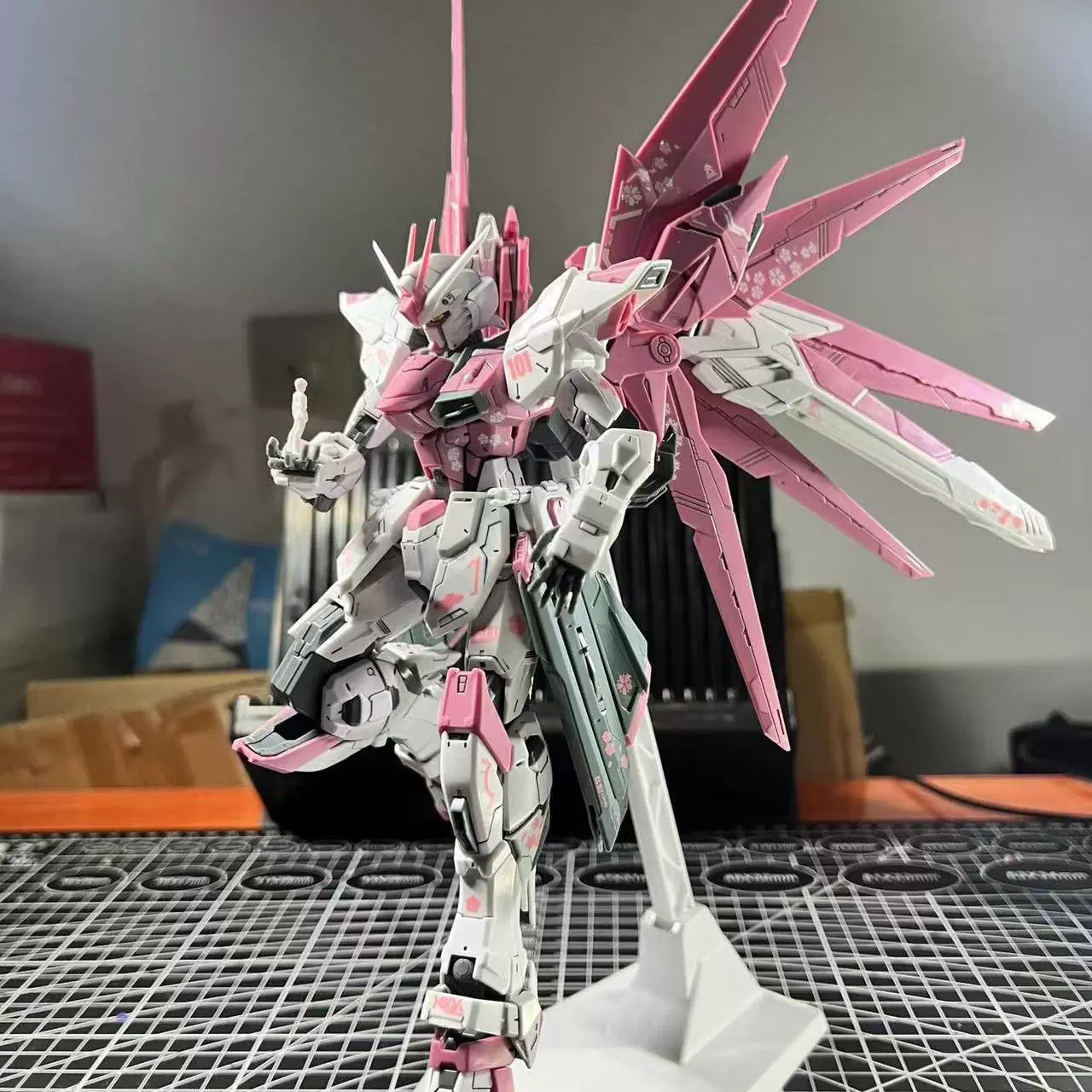 Феникс собрал Gundam HG, меха-модель, фигурка Sakura Destiny Red Heretic Strike Freedom MG, игрушка мужского пола