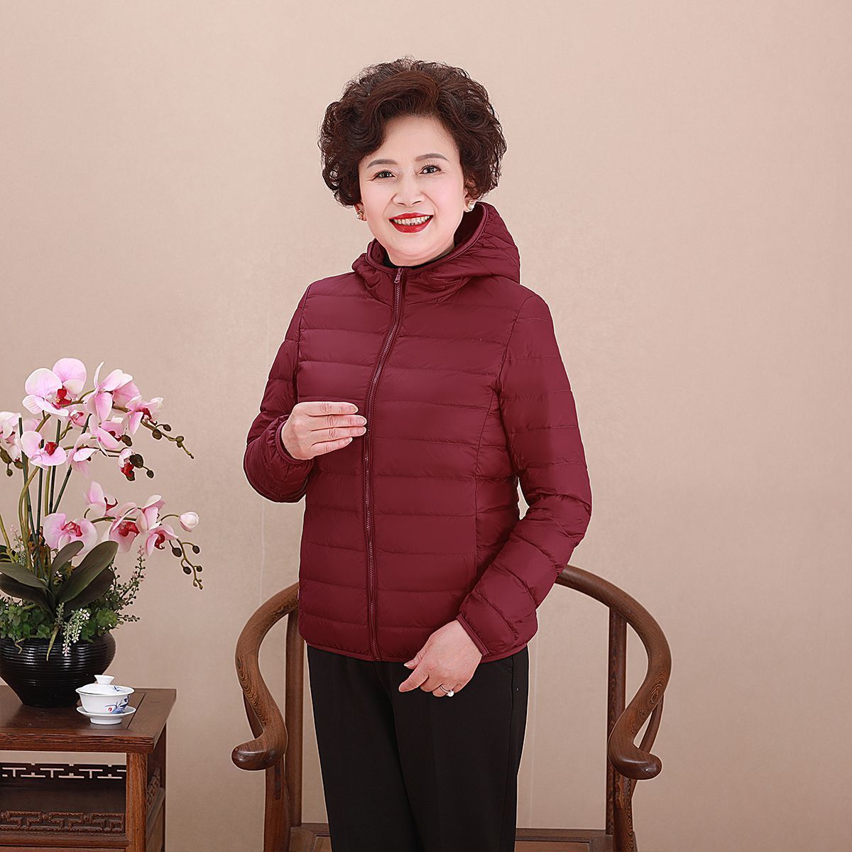 Chaqueta de pluma transfronteriza ligera y delgada nueva dama de mediana edad madres con chaqueta corta con capuzas más grasa MM gruesa