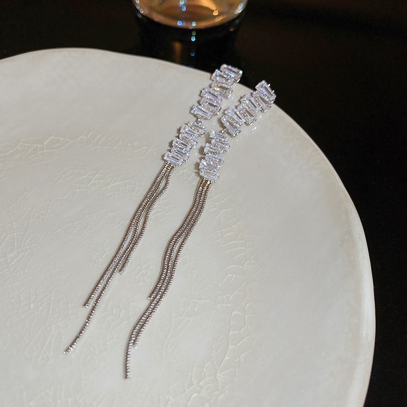 Pendientes de borla de hojas de diamantes súper parpadeantes de plata Pendientes de temperamento de moda Pendientes de diseño de nicho femenino Lujo ligero y de alta gama