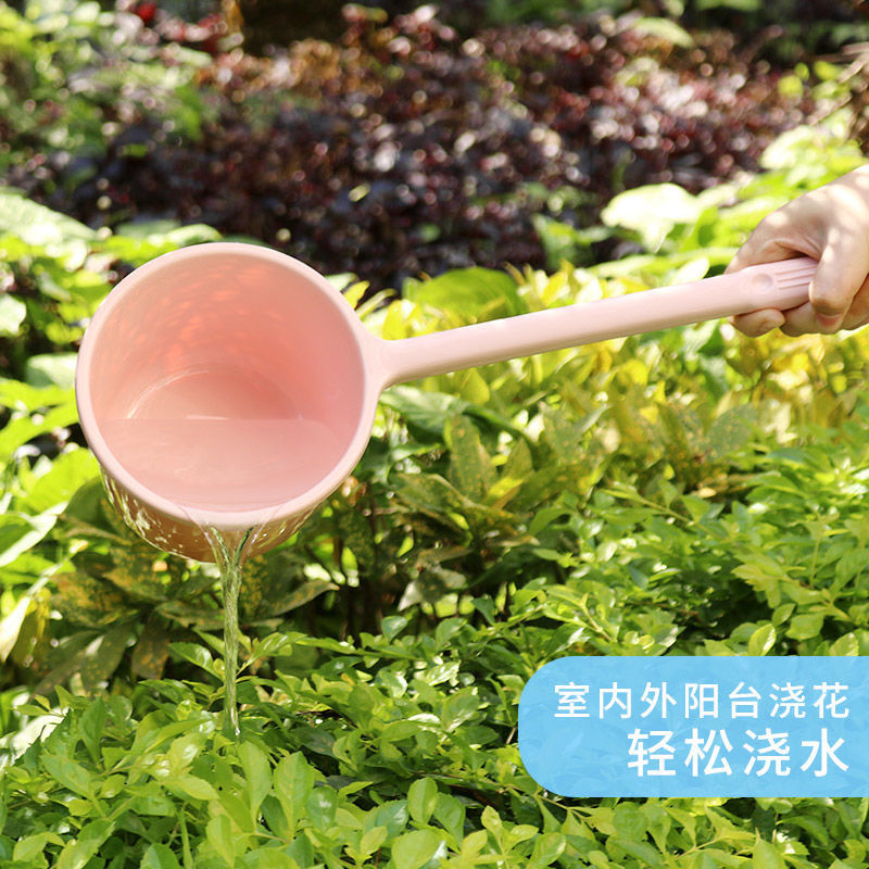 長い柄の水のスプーンは厚いプラスチックの水の瓢箪を厚くして、花の瓢箪の子供に水をかけます。|undefined