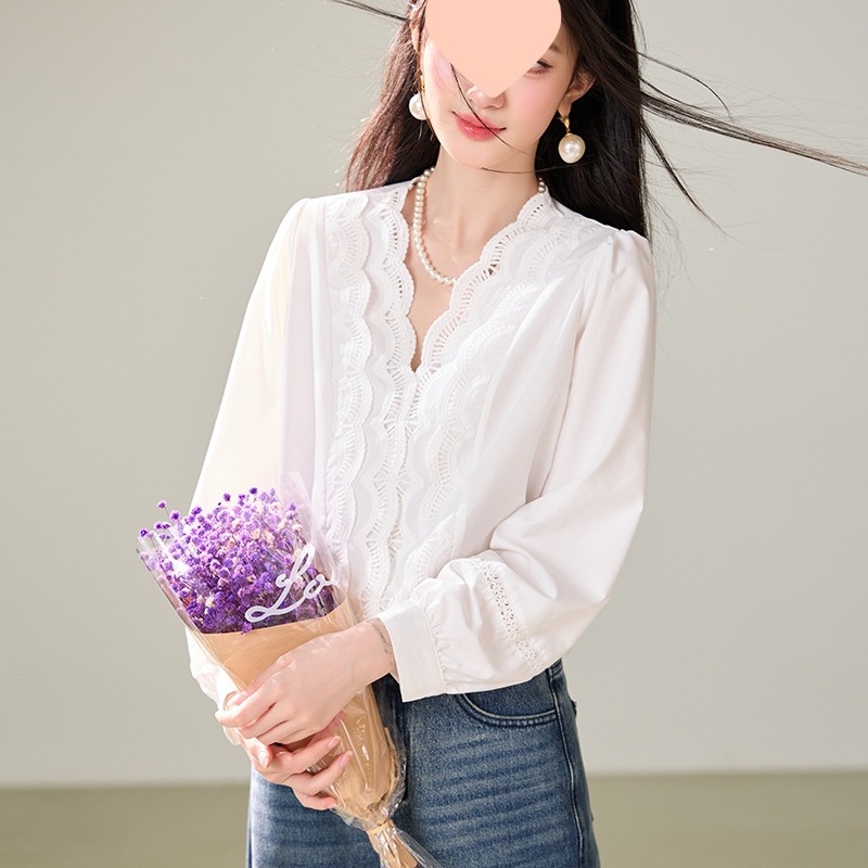 Real shot of 2026 Autumn French V-neck lace long-sleeved top, loose fit, slimming and versatile, white with other patchwork designs.
