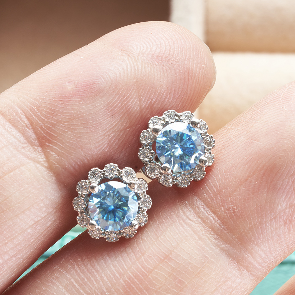 Nuevos pendientes de plata esterlina s925 pendientes de cuatro patas para mujeres 0.5CTx2 pendientes de rojo ligero lujoso ultra brillante pendientes de piedra de moissan