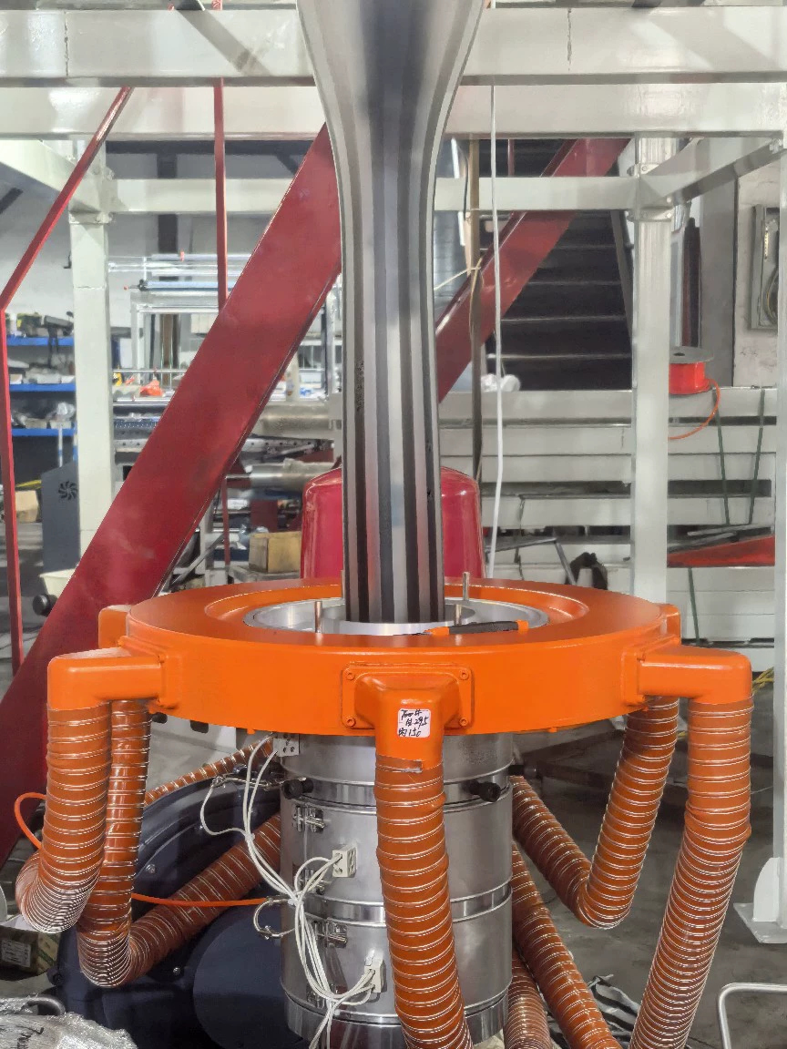 Машина для выдува пленки с двумя шнеками типа 900 для цветной полосы, обеспечивающая формулу для производства пленки для пакетов типа «жилет» и плоских пакетов.