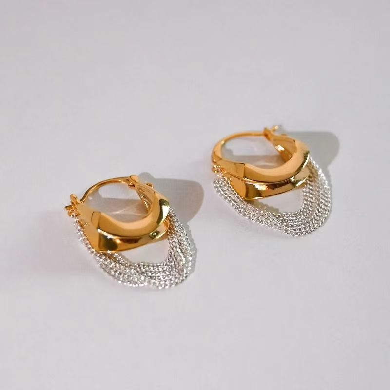 Otoño y invierno nuevo bolso de cadena de bordas pernos de moda temperamento oro y plata aretes de color contrastante de alta calidad pernas para mujeres