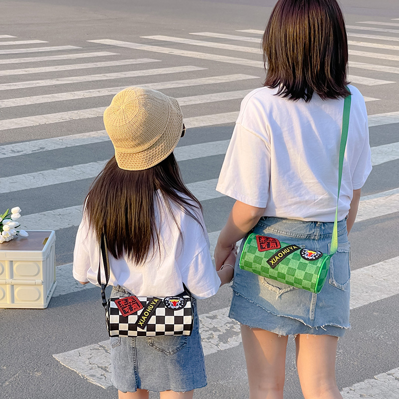 Nuevo bolso de mujer vaquero de primavera 2025 versión coreana del tablero de ajedrez bolso de hombro único cubo de agua bolso de padres e hijos