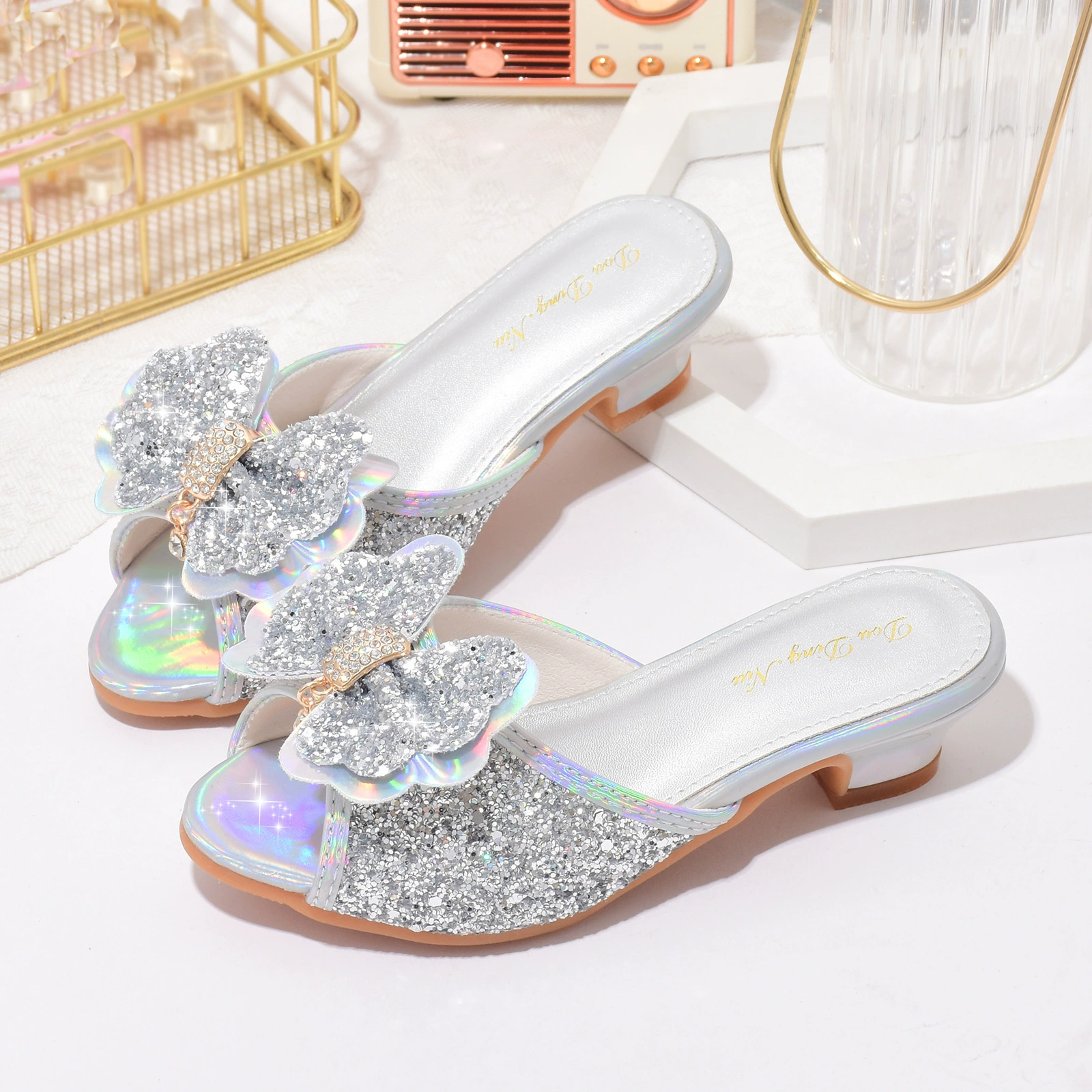 Детские тапочки, летние новые туфли принцессы, туфли с кристаллами для маленьких девочек, модные сандалии на высоком каблуке для девочек, нескользящая верхняя одежда