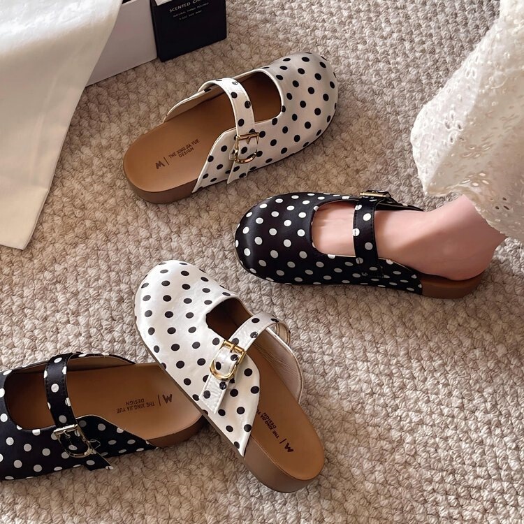 Gently Embraces Your Feet, Comfortable in All Weather Conditions, Choose Closed-Toe Slippers. Gently Embraces Your Feet, Comfortable in All Weather Conditions, Choose Closed-Toe Slippers.
