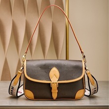 Diane真皮头层牛皮横款方型单肩斜挎邮差包法棍包腋下包