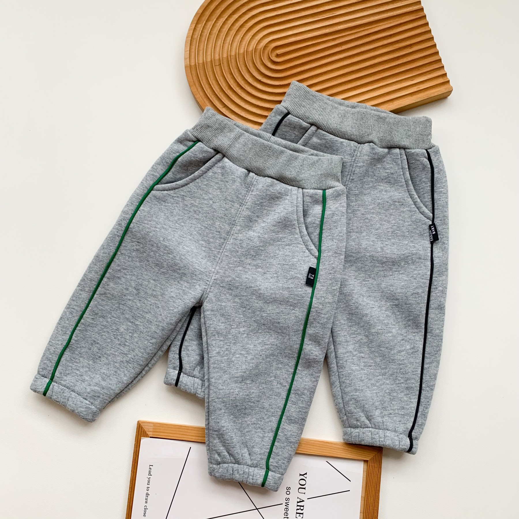 Jungen Herbst Winter Kleidung 2023 Plüsch Jungen süßer Pullover für kleine und mittelgroße Kinder, Farbabstimmung,_voghion.com