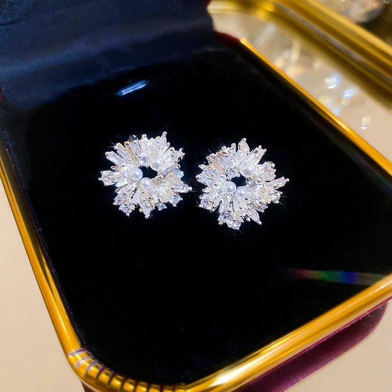 Pendientes de perlas de flor de circón de aguja de plata, pendientes de lujo de alta gama de lujo ligero exquisito, pendientes de todo fósforo blanco de moda de nicho al por mayor