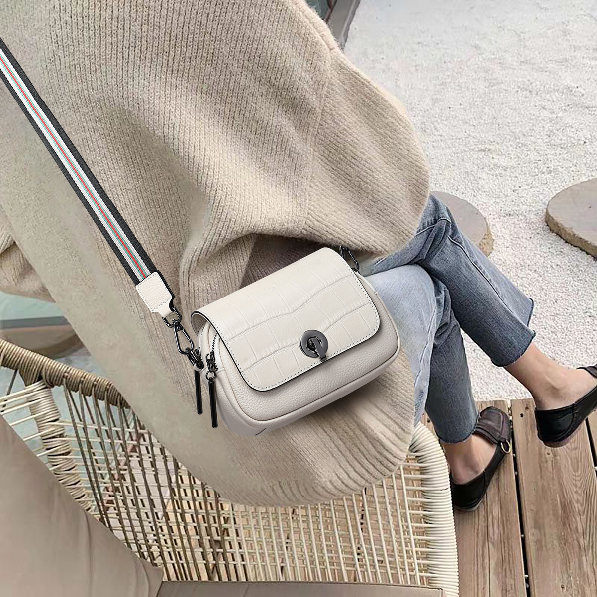 Túi đeo chéo nữ da thật quai rộng họa tiết cá — Màu be (viney)