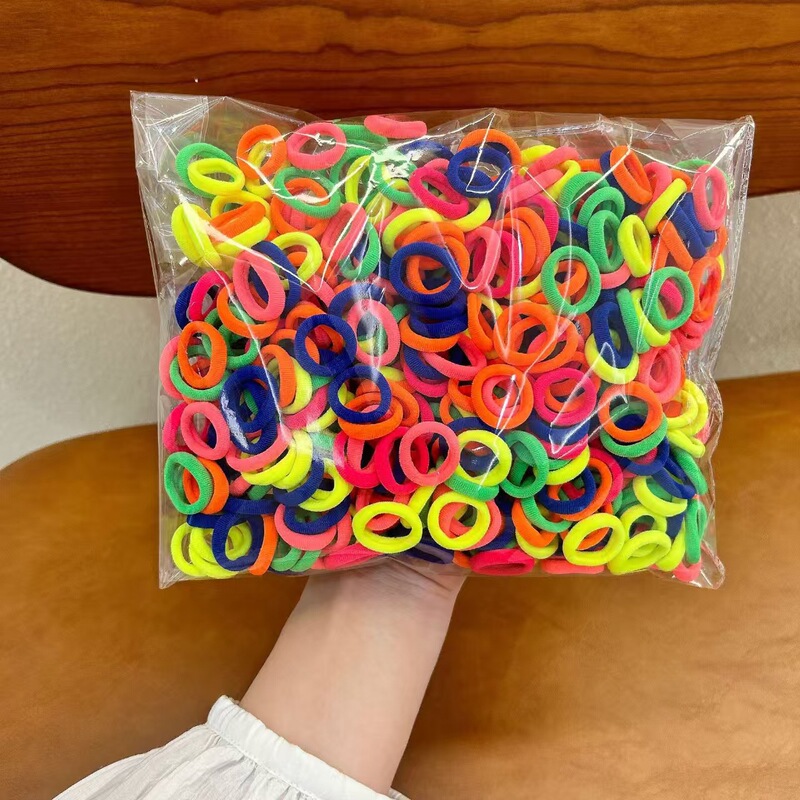 子供の皮の筋は髪の毛の赤ちゃんの髪のひもを刺します。|undefined