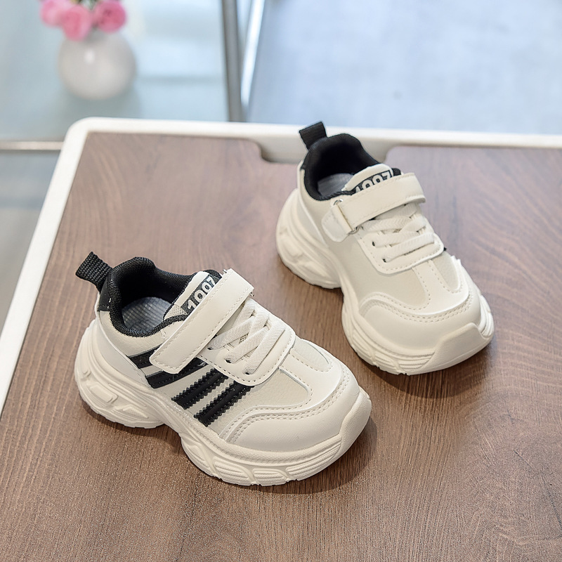 Zapatos deportivos infantiles primavera y otoño nuevos zapatos de niñas ligeros zapatos de cuero para bebés zapatos infantiles zapatos de carreras de niñas en stock