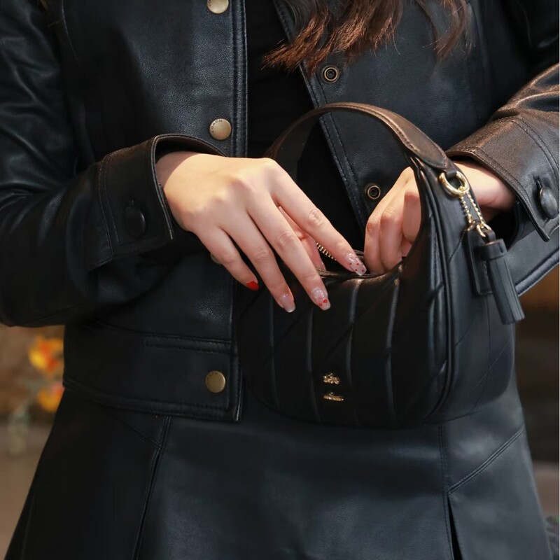 24-Year-Old Miu Small Black Bag Carmen Quilted Lambskin Mini Bag Hand-Held Crossbody Women's Bag Simple