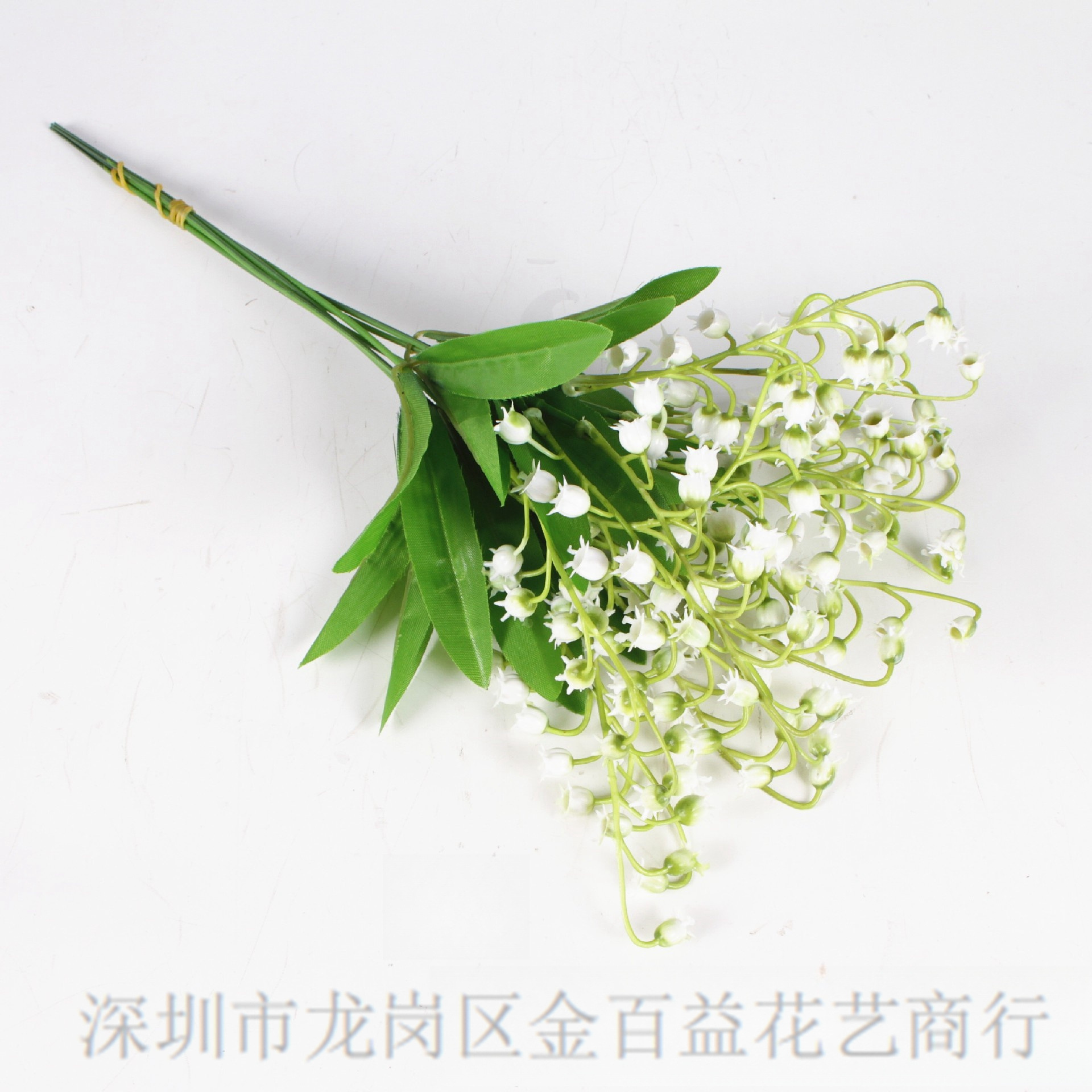 El viento del interior sostiene un ramo de lirio de los valles, flores artificiales frescas, flores de plástico blancas, mesa de comedor, flores falsas, flores decorativas, flores