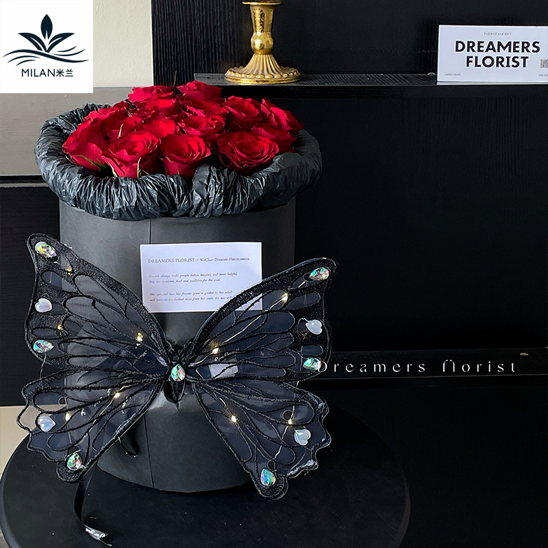 Qixi Nueva simulación de baile bordado tridimensional encaje mariposa luminosa DIY ramo decorativo caja de regalo Accesorios