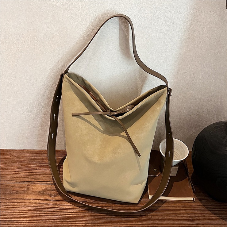 Bolso de cubo de peluche retro de gamuza para mujeres 2025 nuevo bolso de brazo de alta calidad bolso de hombro de moda bolso de lujo ligero